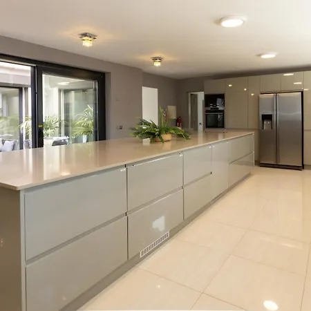 Dune, Luxury Villa, 5 Min Walk To The וילה