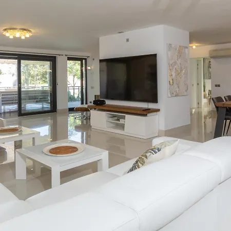 Dune, Luxury Villa, 5 Min Walk To The וילה מארבלה
